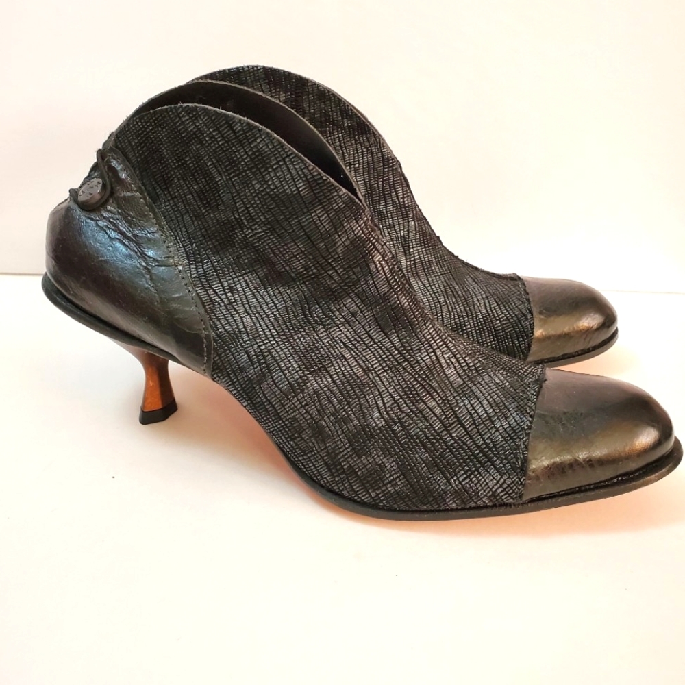 Cydwoq - Vintage style handmade leather heel boots - Size 36.5 (US 6.5)